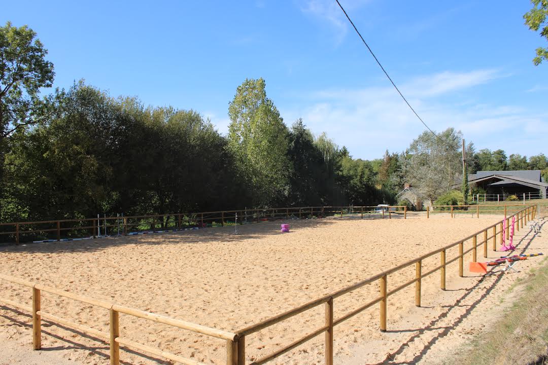 Carrière extérieure éclairée avec obstacles, Haras de la Baronnie à La Caine