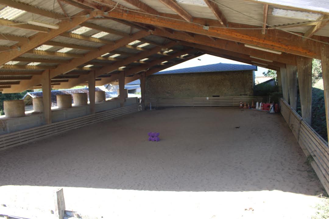 Manège couvert éclairé du Haras de la Baronnie à La Caine, vue intérieure